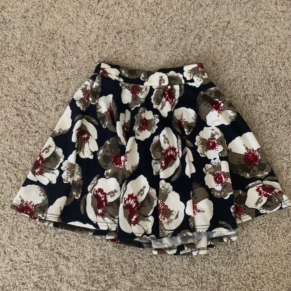 Stretchy flower skirt with elastic waist!
